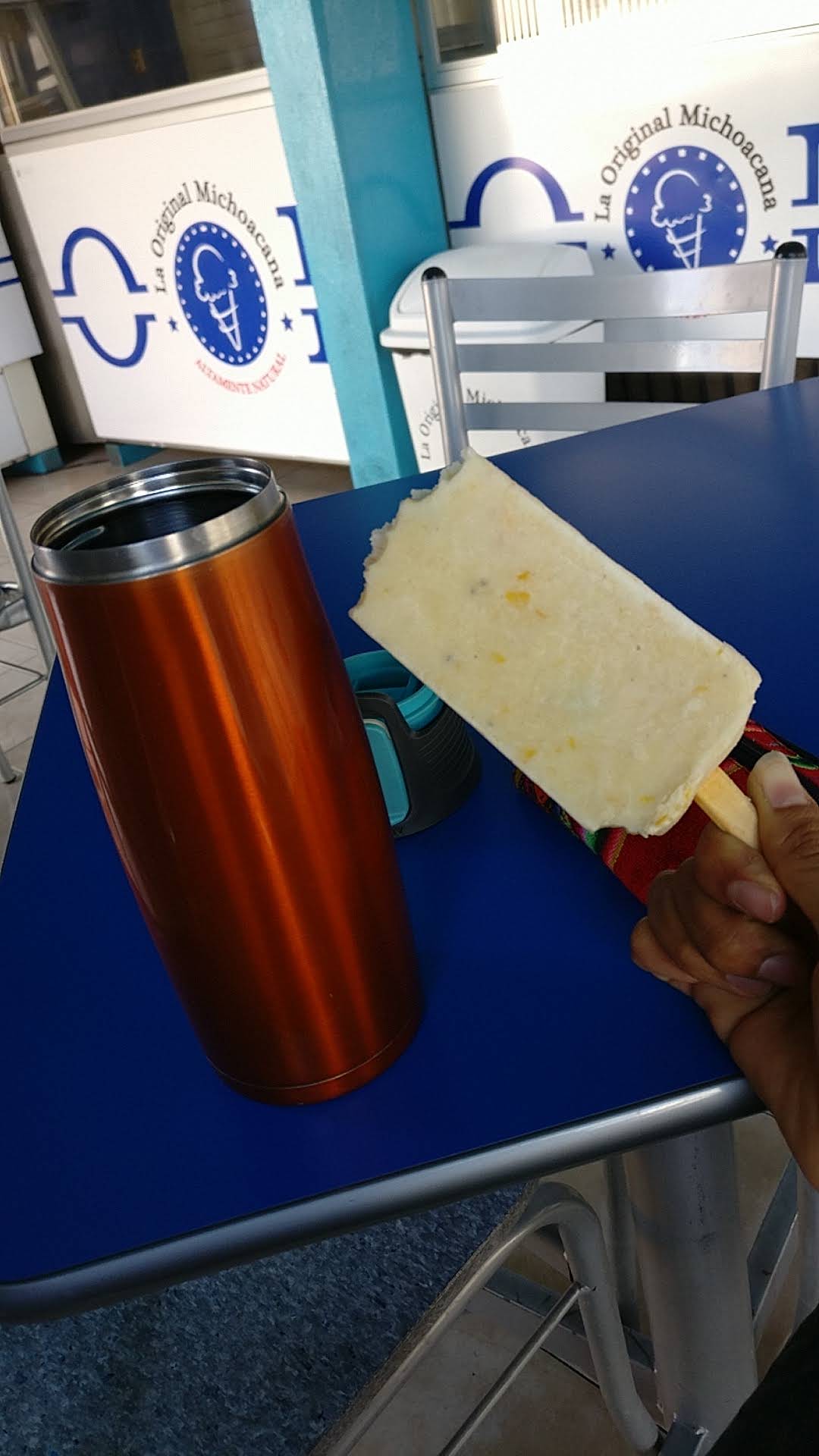 Clientes disfrutando una tarde en La Original Michoacana
